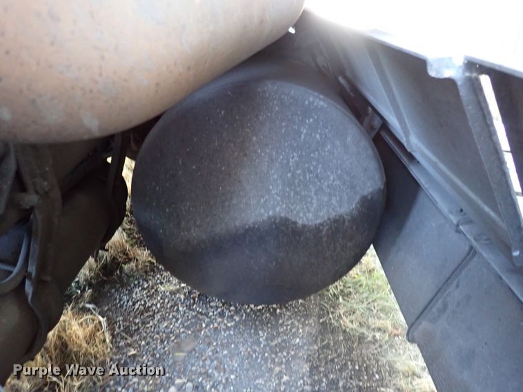 image for item DN2173 2000 Freightliner FLD120  semi truck