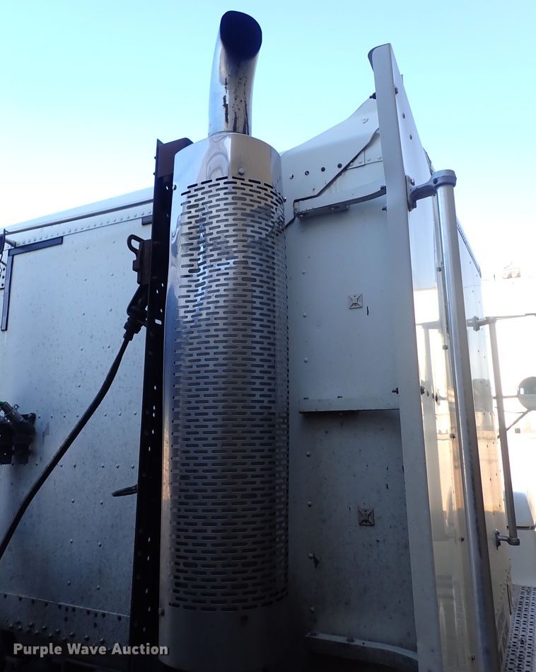 image for item DN2173 2000 Freightliner FLD120  semi truck