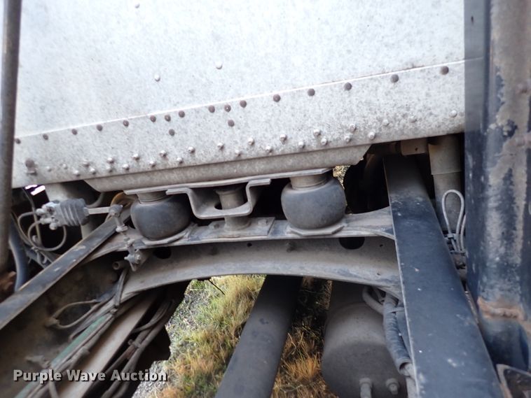 image for item DN2173 2000 Freightliner FLD120  semi truck