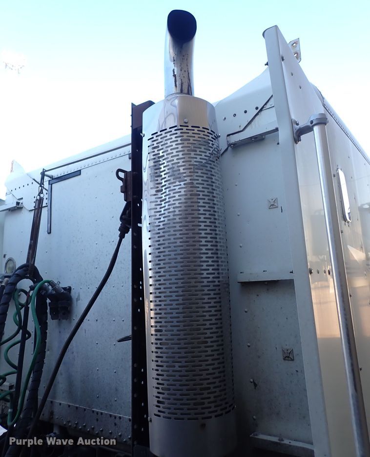 image for item DN2173 2000 Freightliner FLD120  semi truck