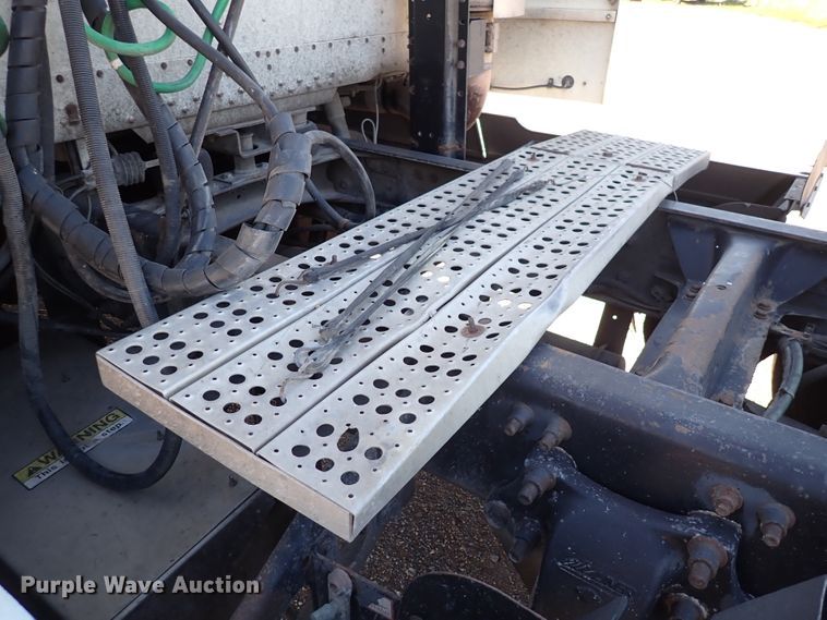 image for item DN2173 2000 Freightliner FLD120  semi truck