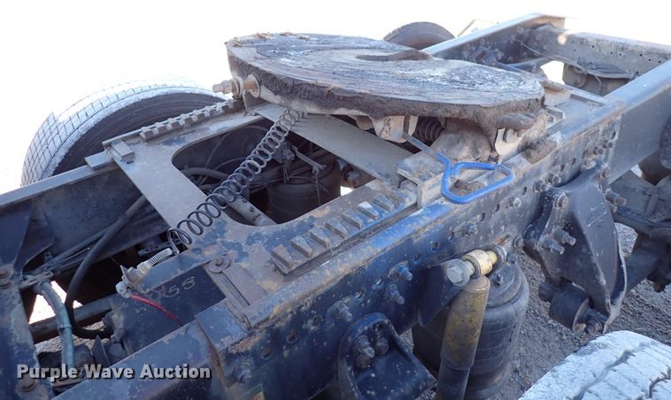 image for item DN2173 2000 Freightliner FLD120  semi truck