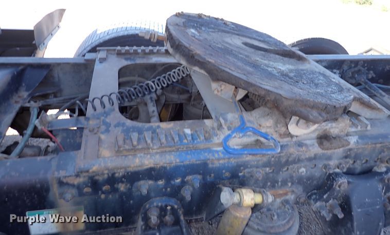 image for item DN2173 2000 Freightliner FLD120  semi truck