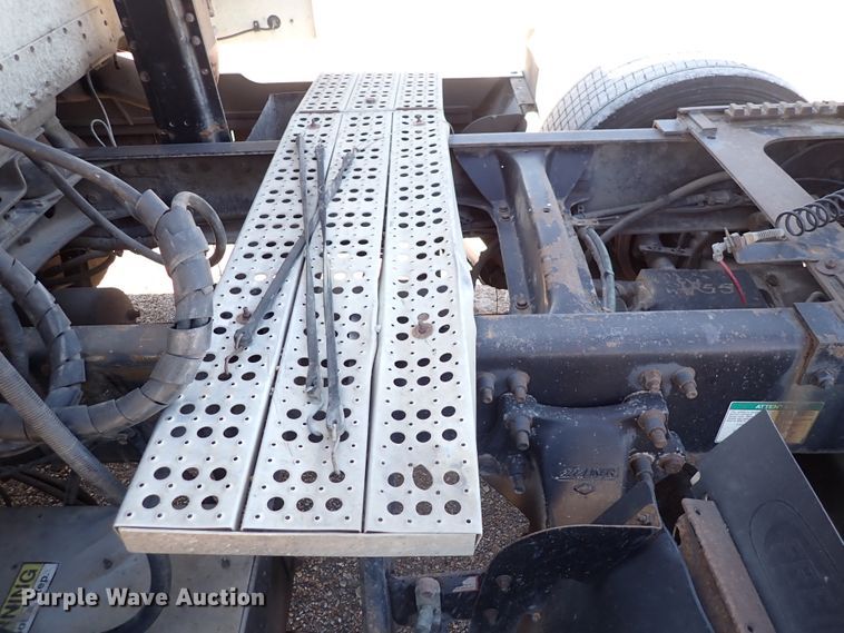 image for item DN2173 2000 Freightliner FLD120  semi truck