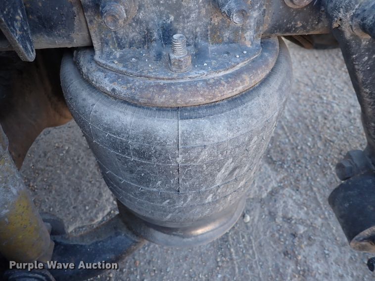 image for item DN2173 2000 Freightliner FLD120  semi truck