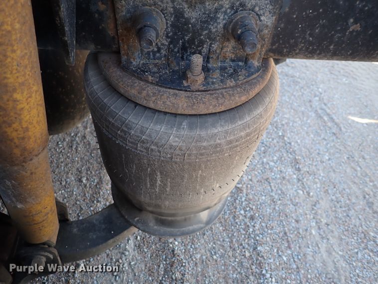 image for item DN2173 2000 Freightliner FLD120  semi truck