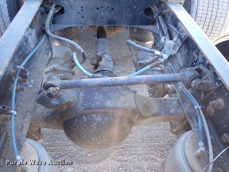 image for item DN2173 2000 Freightliner FLD120  semi truck