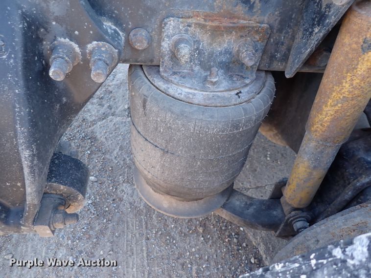 image for item DN2173 2000 Freightliner FLD120  semi truck