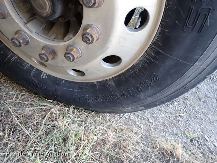 image for item DN2173 2000 Freightliner FLD120  semi truck