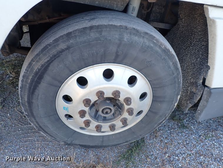 image for item DN2173 2000 Freightliner FLD120  semi truck