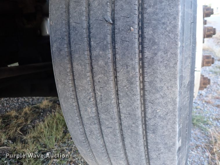 image for item DN2173 2000 Freightliner FLD120  semi truck