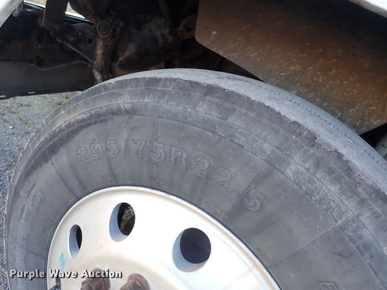 image for item DN2173 2000 Freightliner FLD120  semi truck