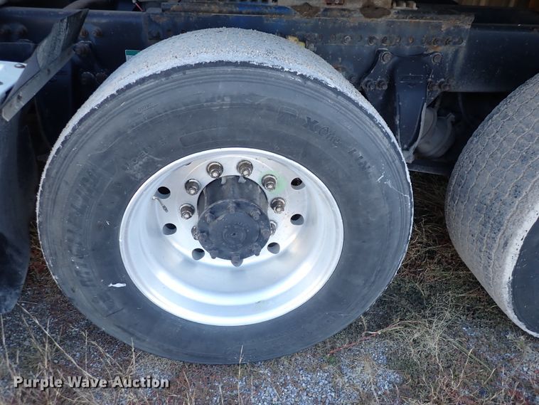 image for item DN2173 2000 Freightliner FLD120  semi truck