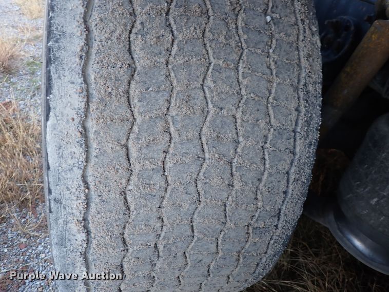 image for item DN2173 2000 Freightliner FLD120  semi truck