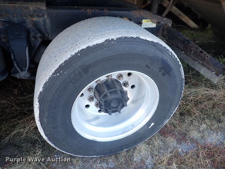 image for item DN2173 2000 Freightliner FLD120  semi truck