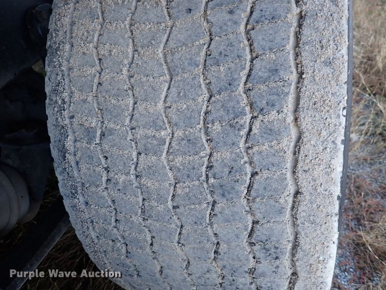 image for item DN2173 2000 Freightliner FLD120  semi truck