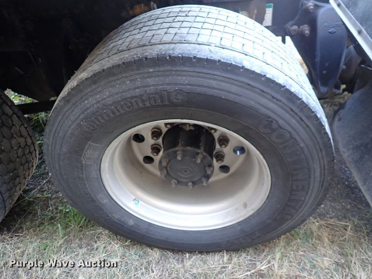 image for item DN2173 2000 Freightliner FLD120  semi truck