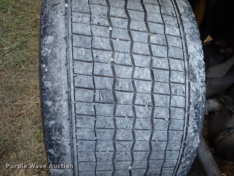 image for item DN2173 2000 Freightliner FLD120  semi truck