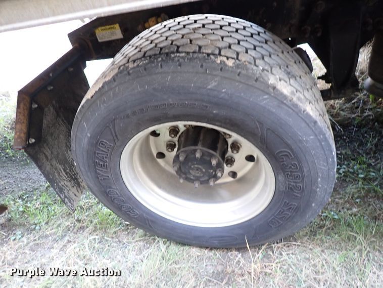 image for item DN2173 2000 Freightliner FLD120  semi truck