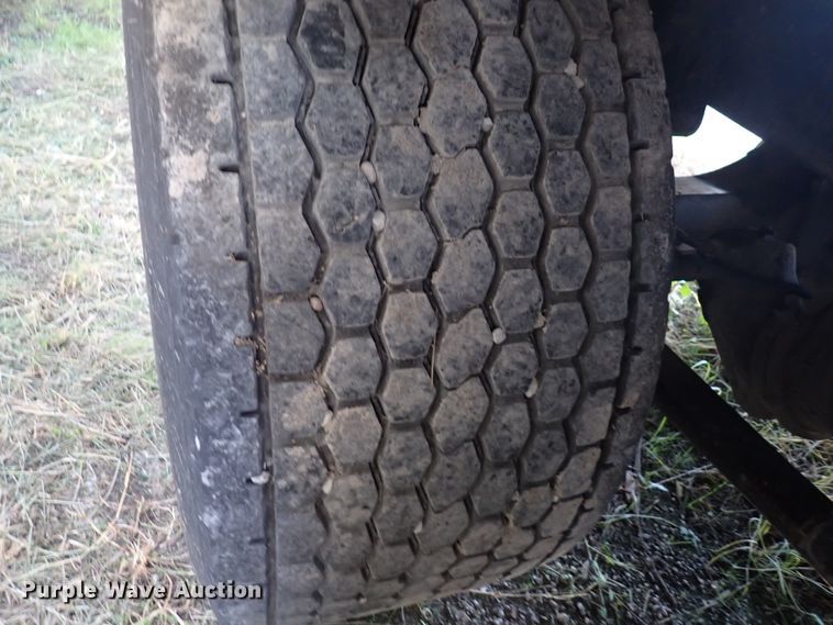 image for item DN2173 2000 Freightliner FLD120  semi truck