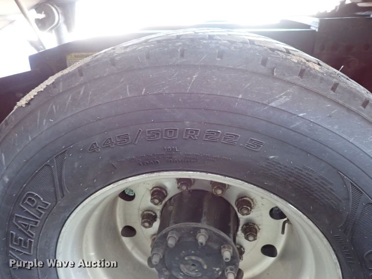 image for item DN2173 2000 Freightliner FLD120  semi truck