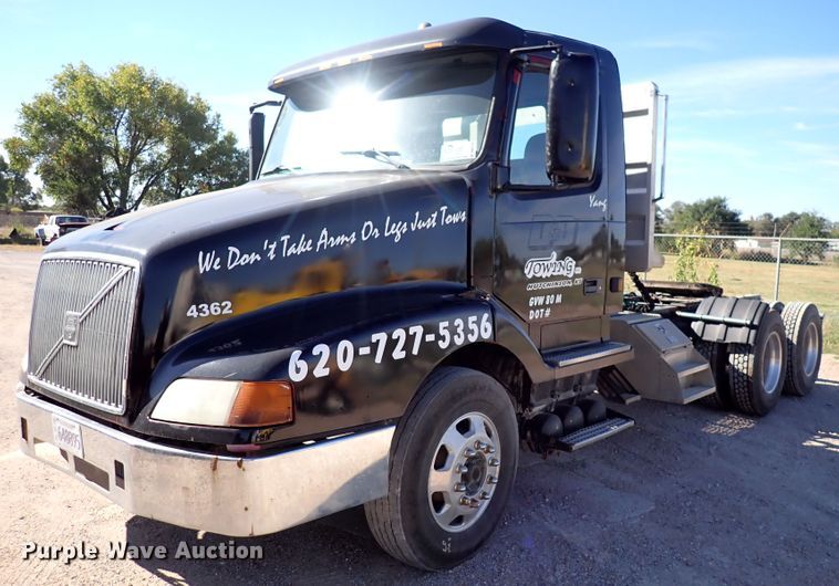 image for item DN2176 2002 Volvo VNL  semi truck