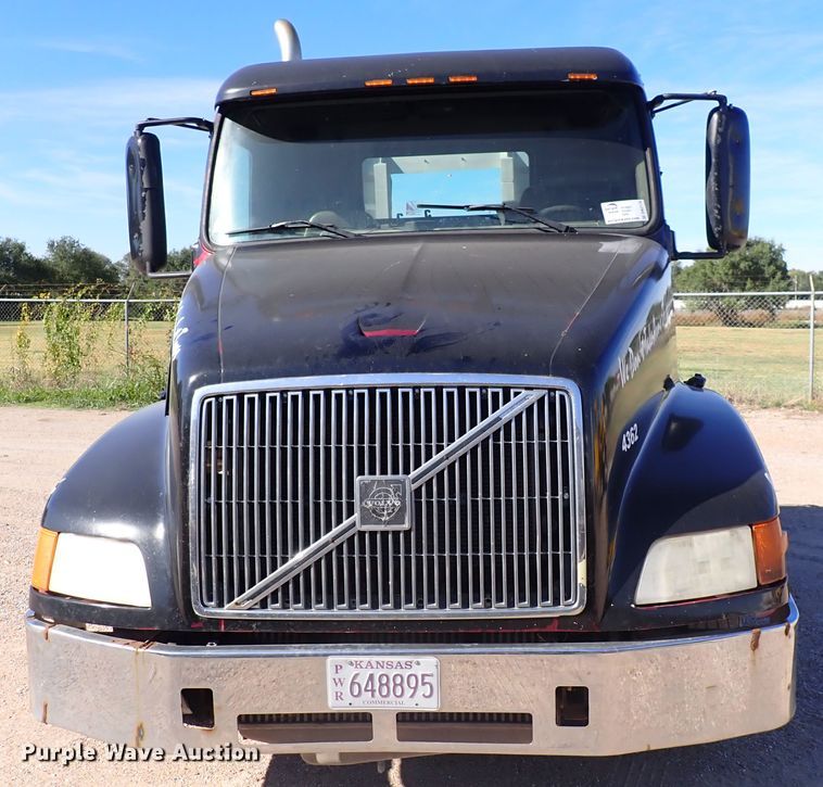 image for item DN2176 2002 Volvo VNL  semi truck