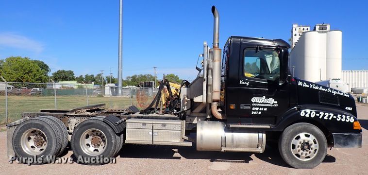 image for item DN2176 2002 Volvo VNL  semi truck