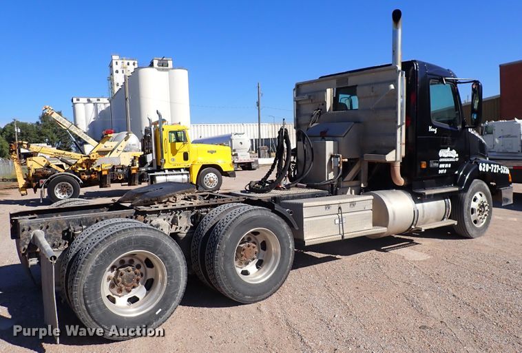 image for item DN2176 2002 Volvo VNL  semi truck