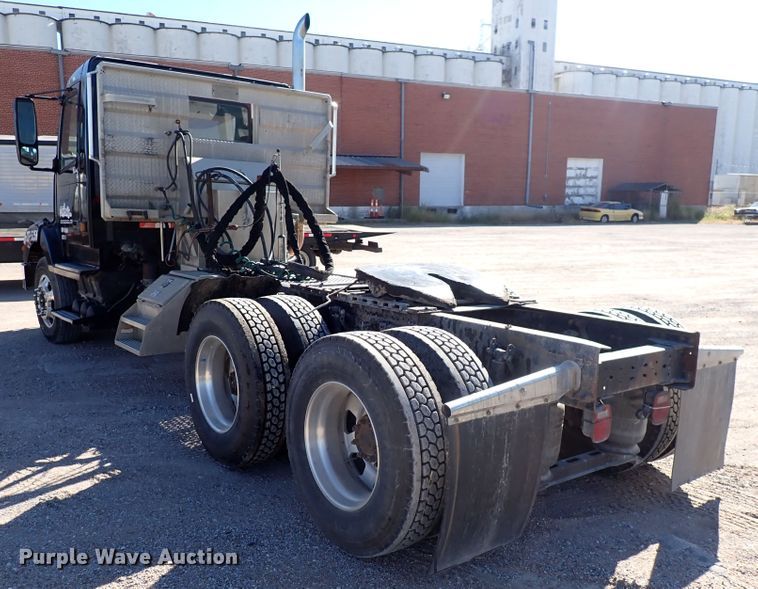 image for item DN2176 2002 Volvo VNL  semi truck