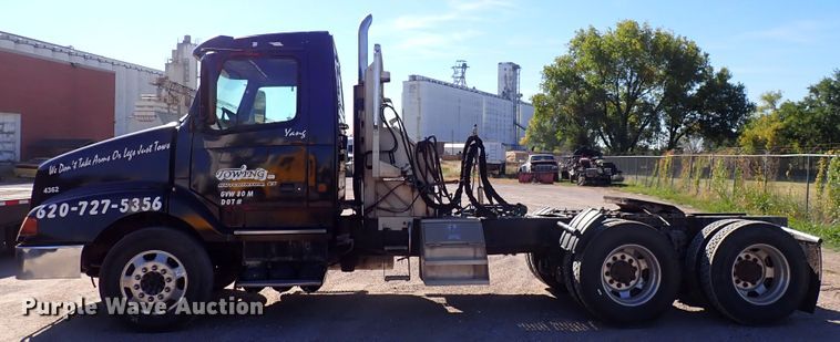 image for item DN2176 2002 Volvo VNL  semi truck