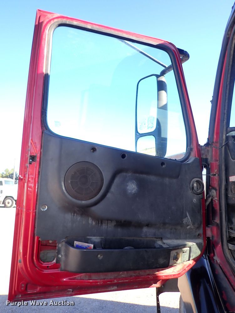 image for item DN2176 2002 Volvo VNL  semi truck