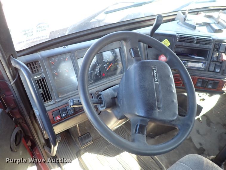 image for item DN2176 2002 Volvo VNL  semi truck