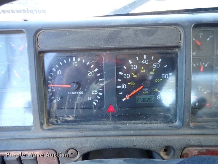 image for item DN2176 2002 Volvo VNL  semi truck