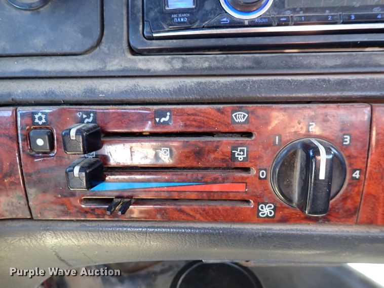 image for item DN2176 2002 Volvo VNL  semi truck