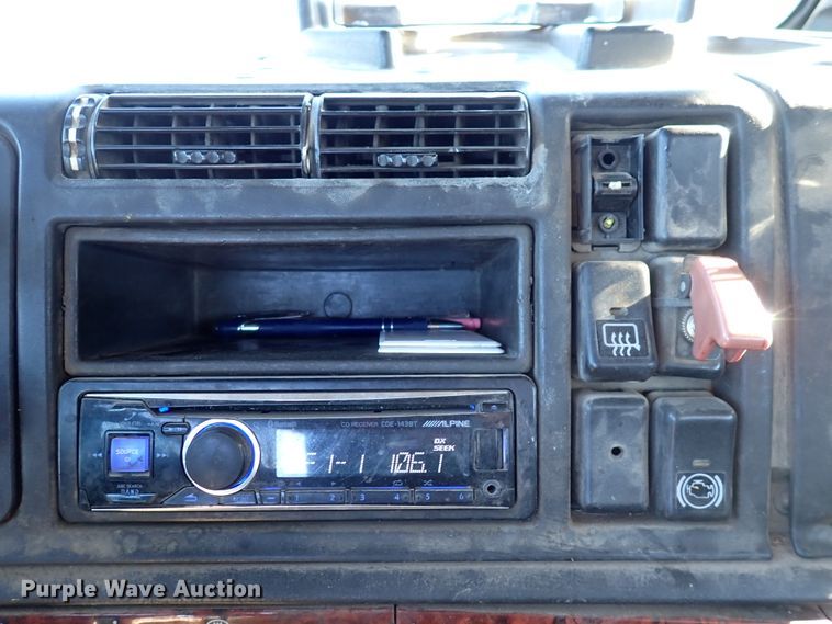 image for item DN2176 2002 Volvo VNL  semi truck