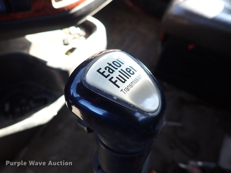 image for item DN2176 2002 Volvo VNL  semi truck