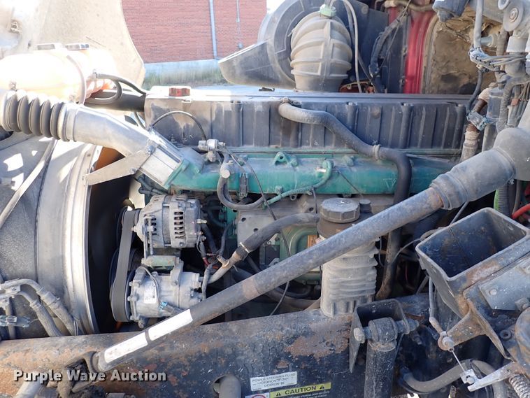 image for item DN2176 2002 Volvo VNL  semi truck