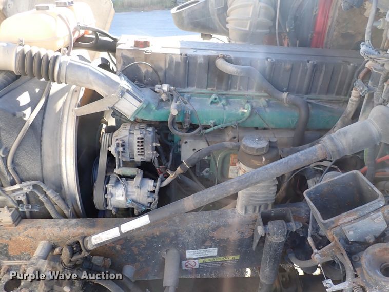 image for item DN2176 2002 Volvo VNL  semi truck