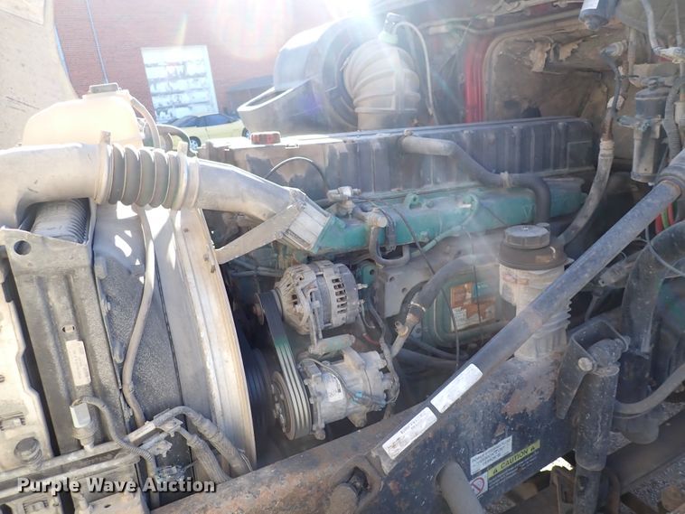 image for item DN2176 2002 Volvo VNL  semi truck