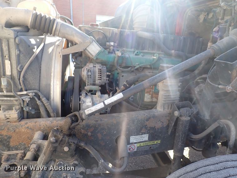 image for item DN2176 2002 Volvo VNL  semi truck