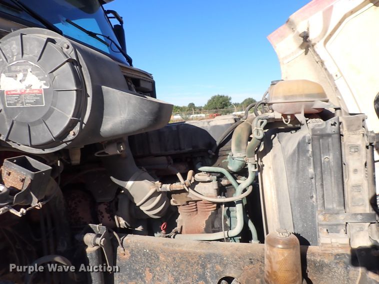 image for item DN2176 2002 Volvo VNL  semi truck