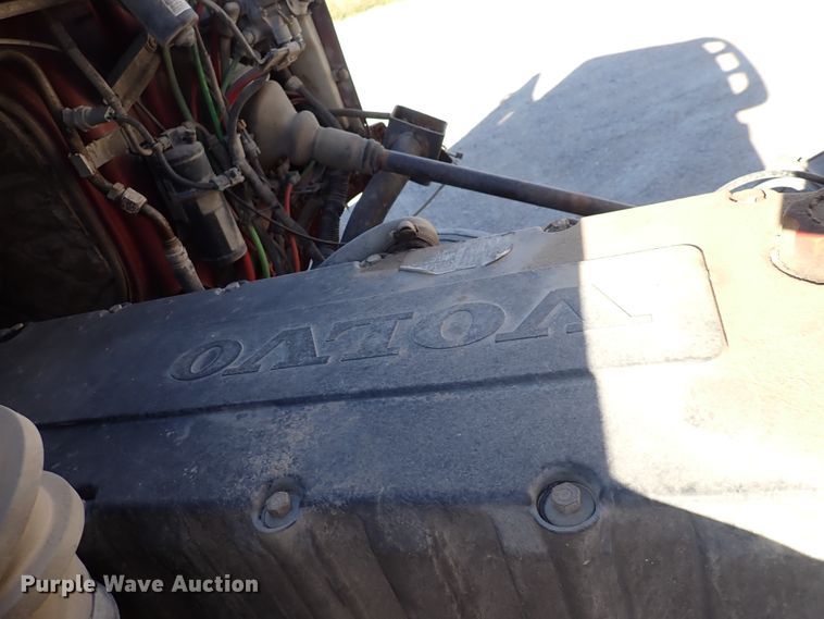 image for item DN2176 2002 Volvo VNL  semi truck