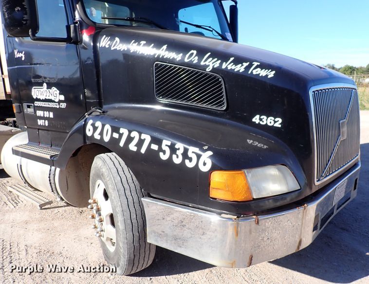 image for item DN2176 2002 Volvo VNL  semi truck