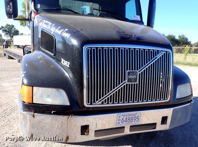image for item DN2176 2002 Volvo VNL  semi truck