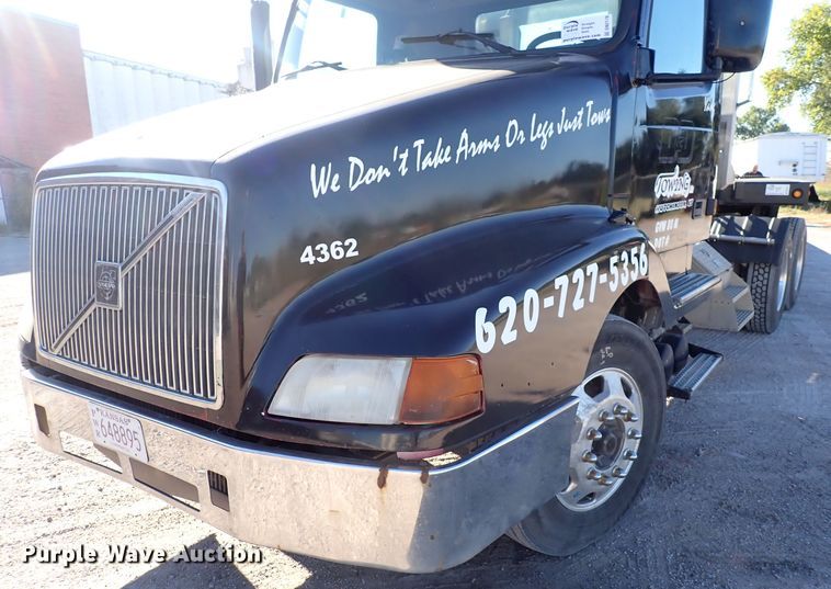 image for item DN2176 2002 Volvo VNL  semi truck