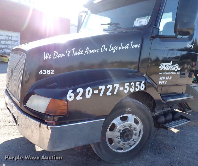 image for item DN2176 2002 Volvo VNL  semi truck