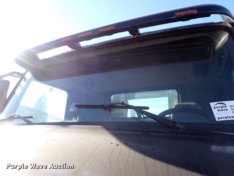 image for item DN2176 2002 Volvo VNL  semi truck