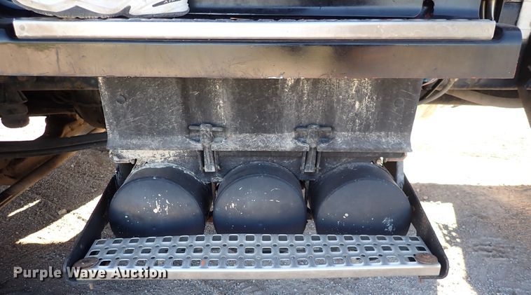 image for item DN2176 2002 Volvo VNL  semi truck