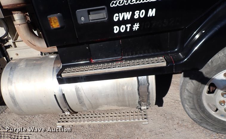 image for item DN2176 2002 Volvo VNL  semi truck